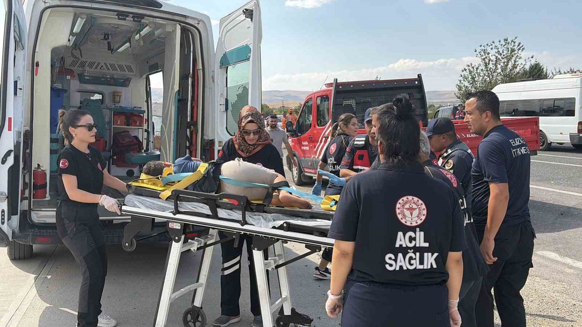 Elazığ'da Minibüs-Hafif Ticari Araç Çarpıştı: 7 Yaralı