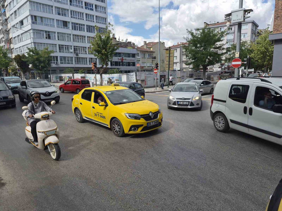 Eskişehir'de Elektrik Kesintisi Trafik Işıklarını Durdurdu