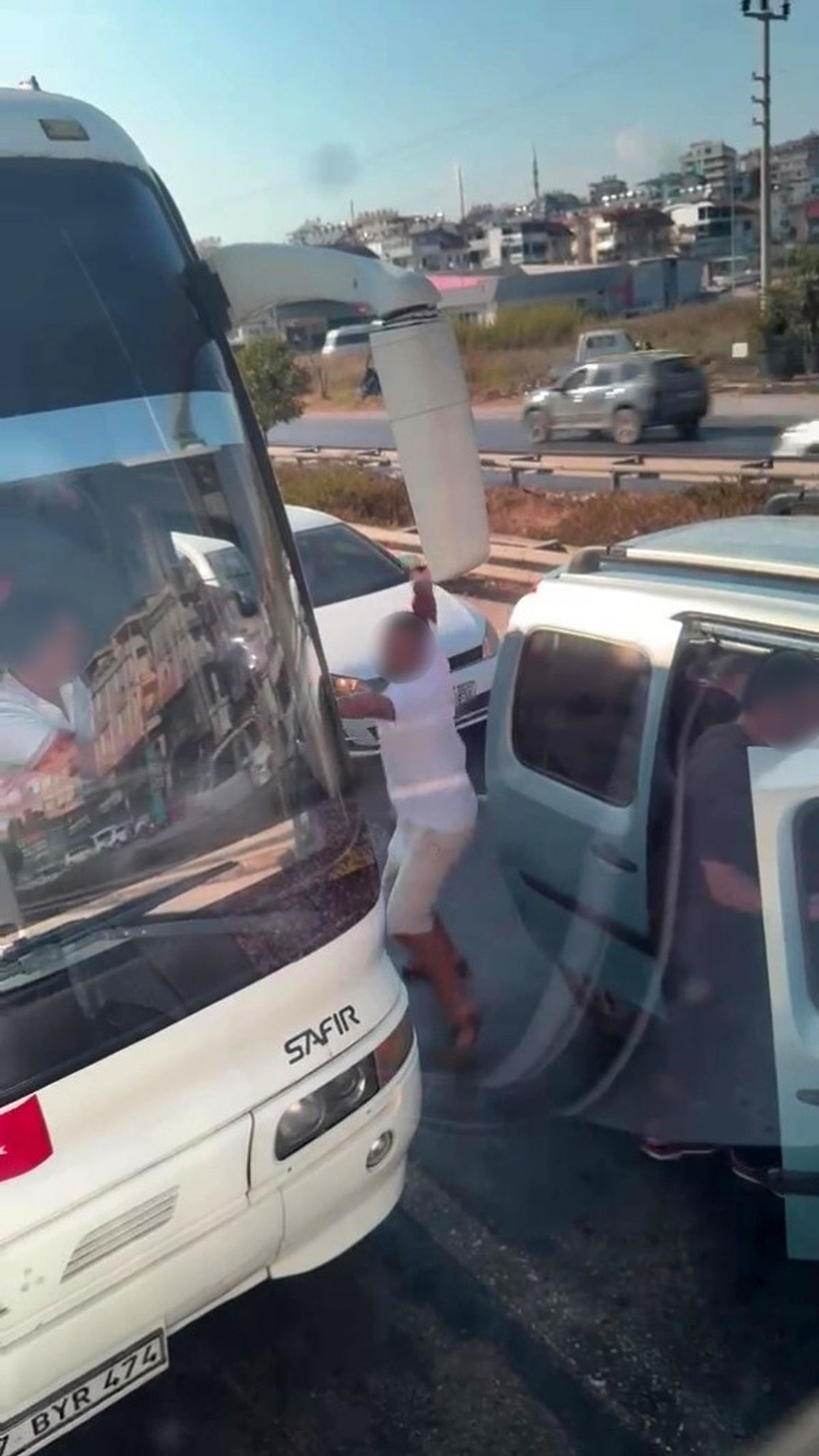 Manavgat'ta Yol Verme Kızgınlığı: Servise Saldırı