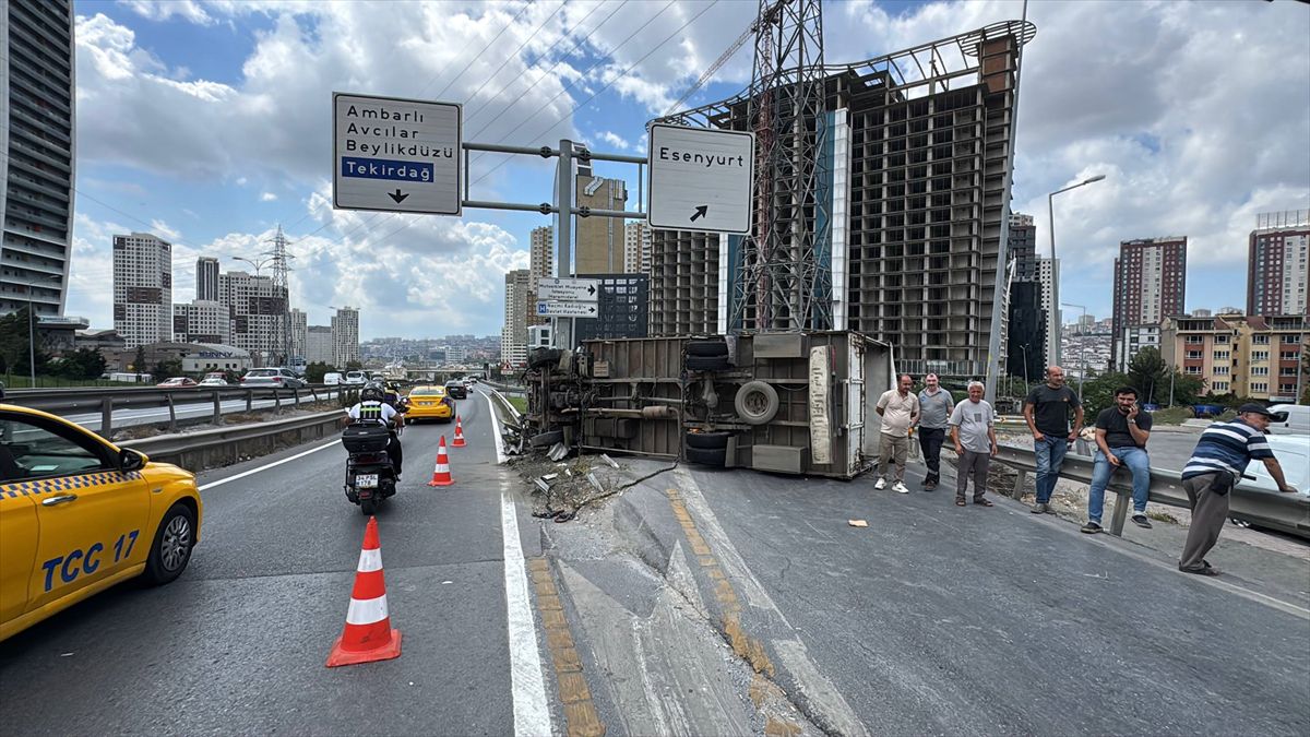 Esenyurt'ta mobilya yüklü kamyonet devrildi