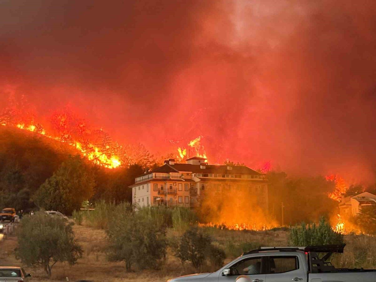 Fethiye'de orman yangını: Şehir merkezine yakın!