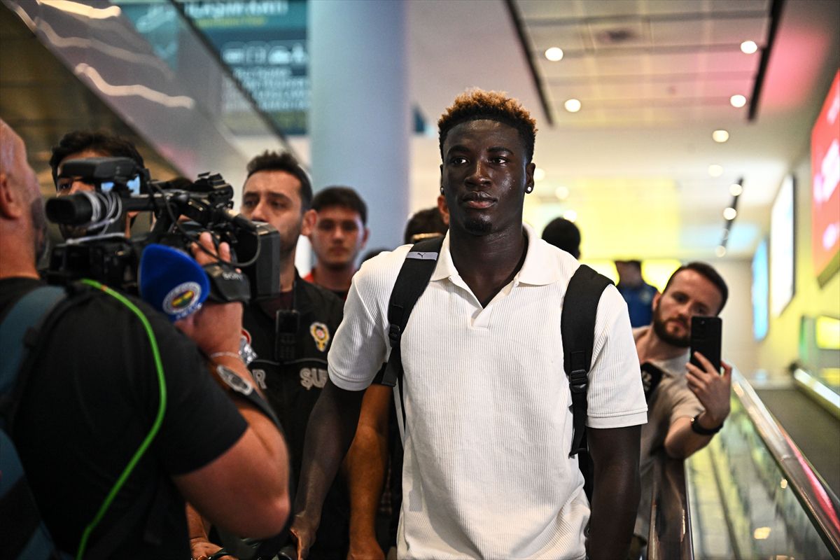 Fenerbahçe'nin stoperi Oppong İstanbul'da