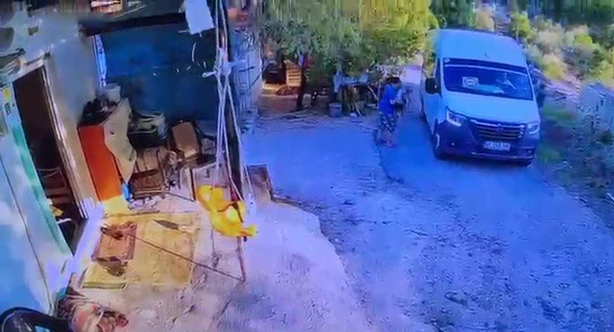 Servis Minibüsü Oğlunu Ezip Öldürdü