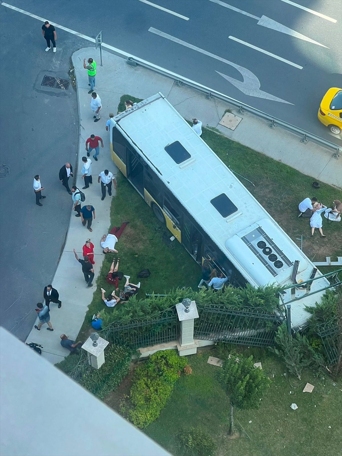 Zeytinburnu'nda İETT Otobüsü Duvarı Deldi: 7 Yaralı