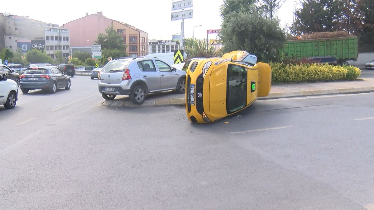 Güngören'de Taksi-Otomobil Çarpışması: 2 Yaralı