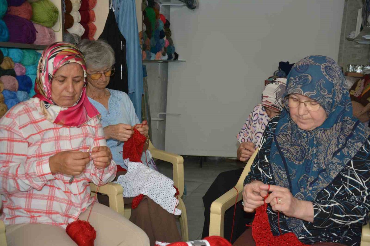 Demirci'de Kadınlardan Zafer Bayramı'na Örgü Bayrak Sürprizi