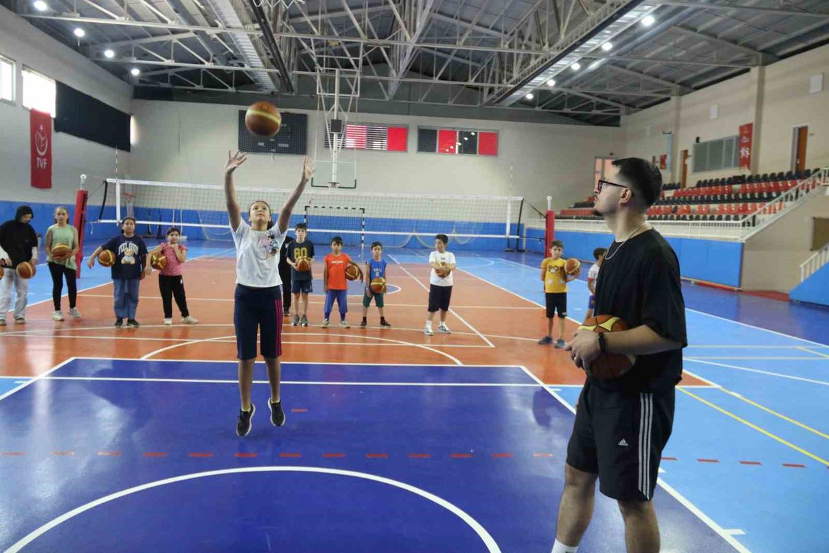 İşitme Engelli Antrenörden Çocuklara Basketbol Dersi