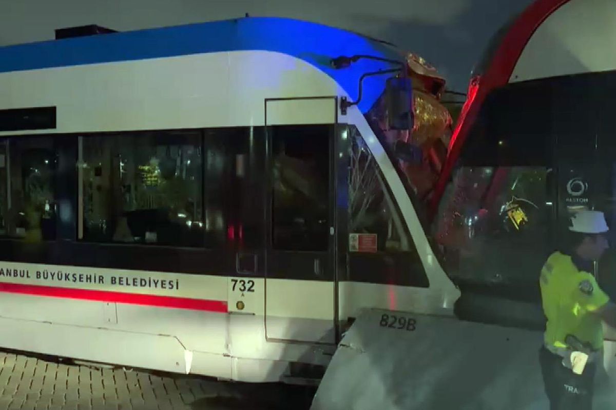 İstanbul'da iki tramvay kafa kafaya çarpıştı! Yaralılar var