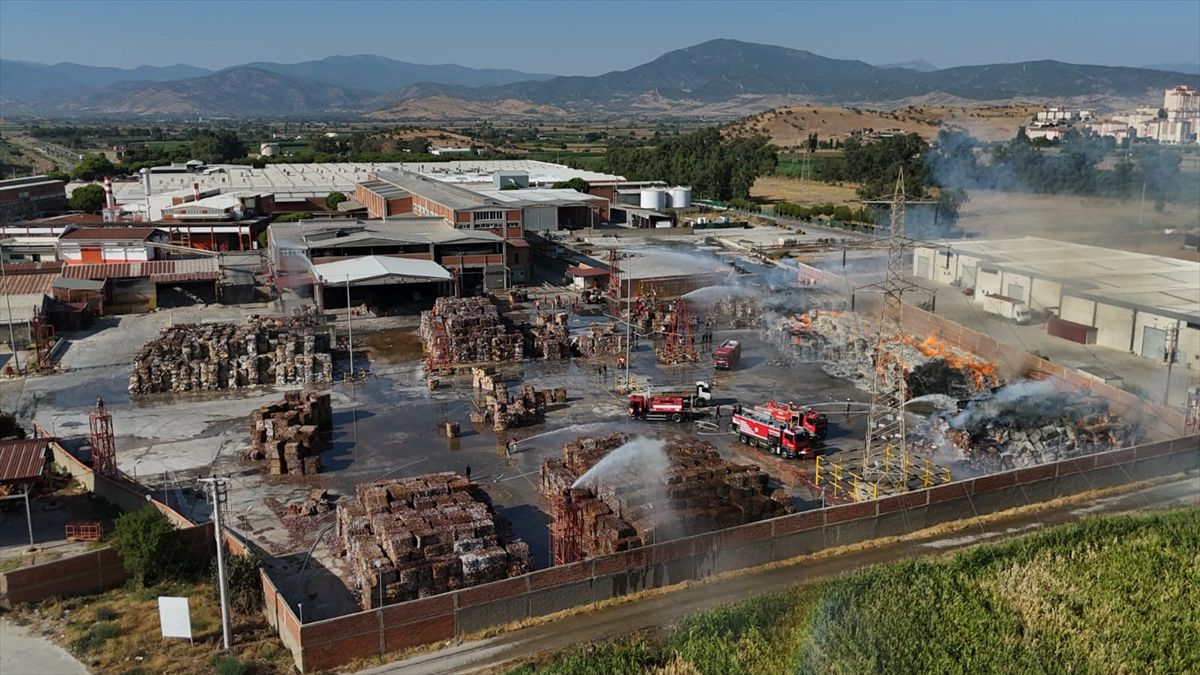 Tire'deki kağıt fabrikası yangını kontrol altında