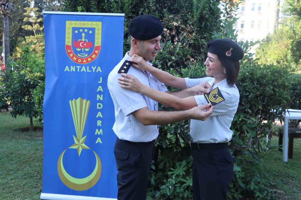 Jandarma çiftine çifte terfi ve 15. yıl dönümü sürprizi