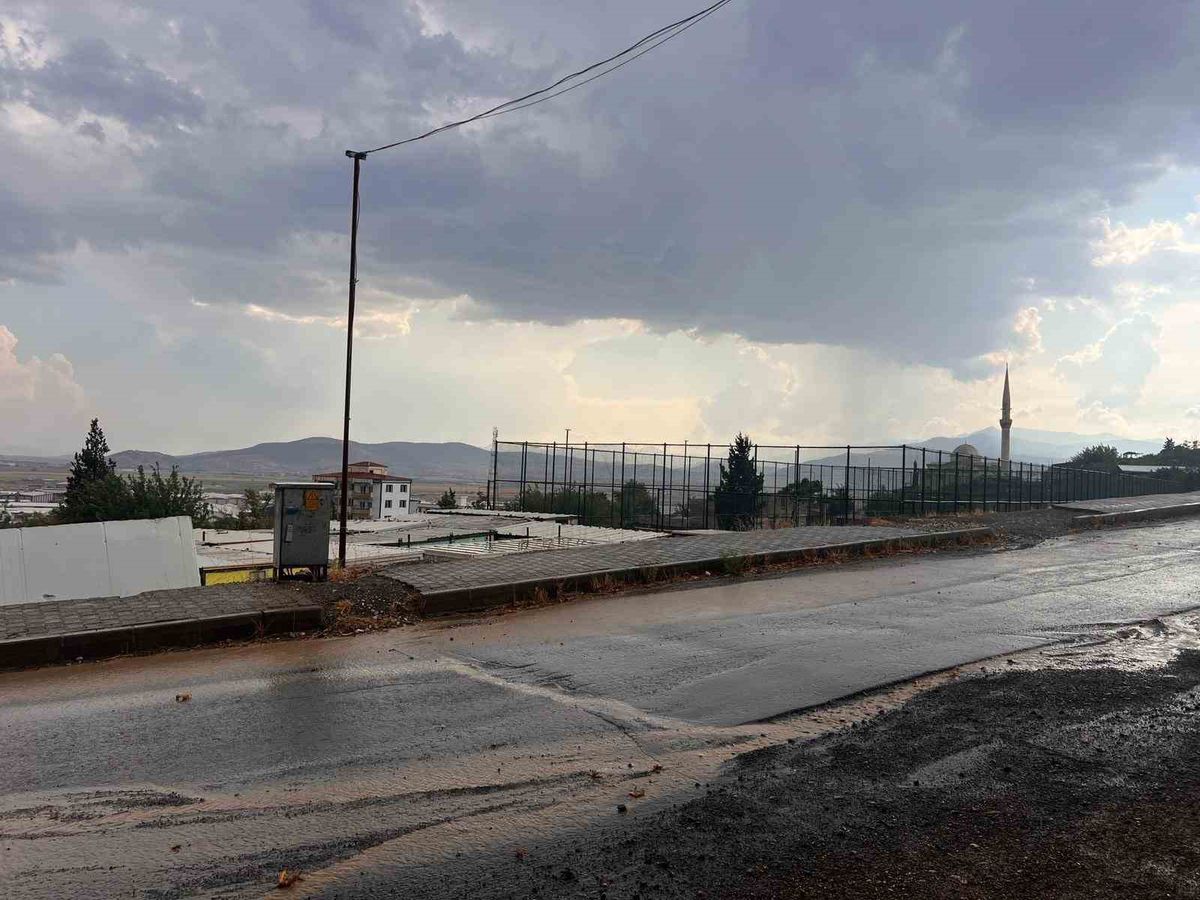 Kahramanmaraş'ta sıcak hava yerini sağanağa bıraktı