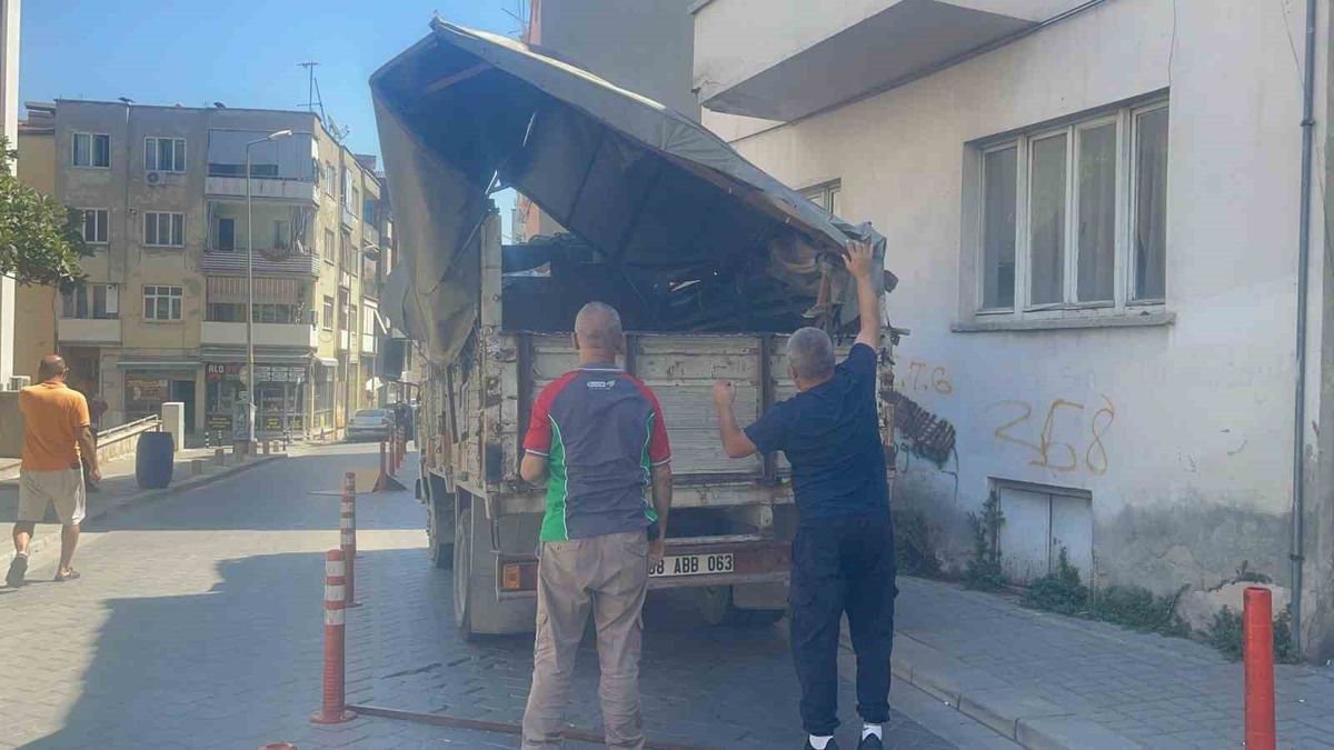 Kamyonet Balkona Çarptı: Can Kaybı Yok