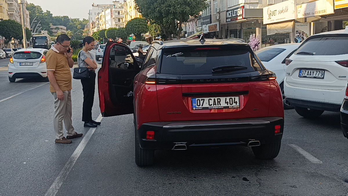Manavgat'ta kapı kazası: Motosikletli yaralı olay yerinden ayrıldı