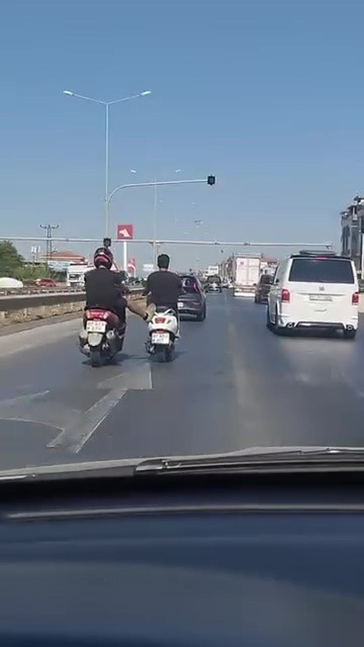 Manavgat'ta motosikletlilerin tehlikeli yolculuğu kamerada