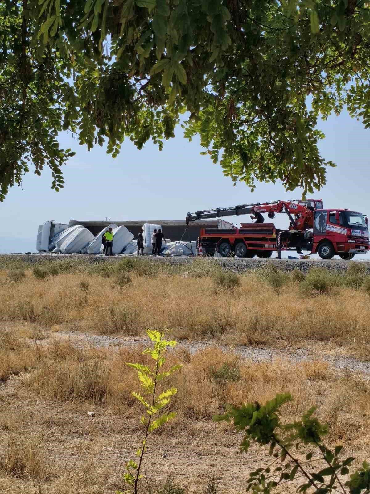Konya'da Tır Refüje Devrildi: Sürücü Yara Almadan Kurtuldu