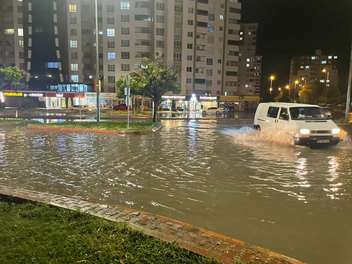 Kayseri'de sağanak sele dönüştü; yollar göle döndü