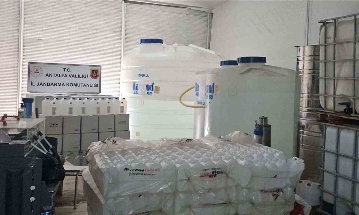 Antalya'da Sahte İçki Operasyonu: 20 Bin Litre Etil Alkol Ele Geçirildi