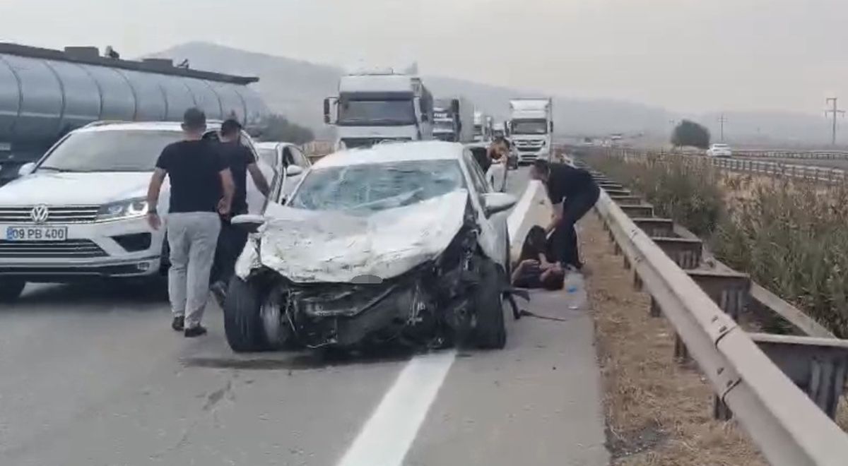 Gaziantep'te Otomobil Tıra Çarptı: 3 Yaralı