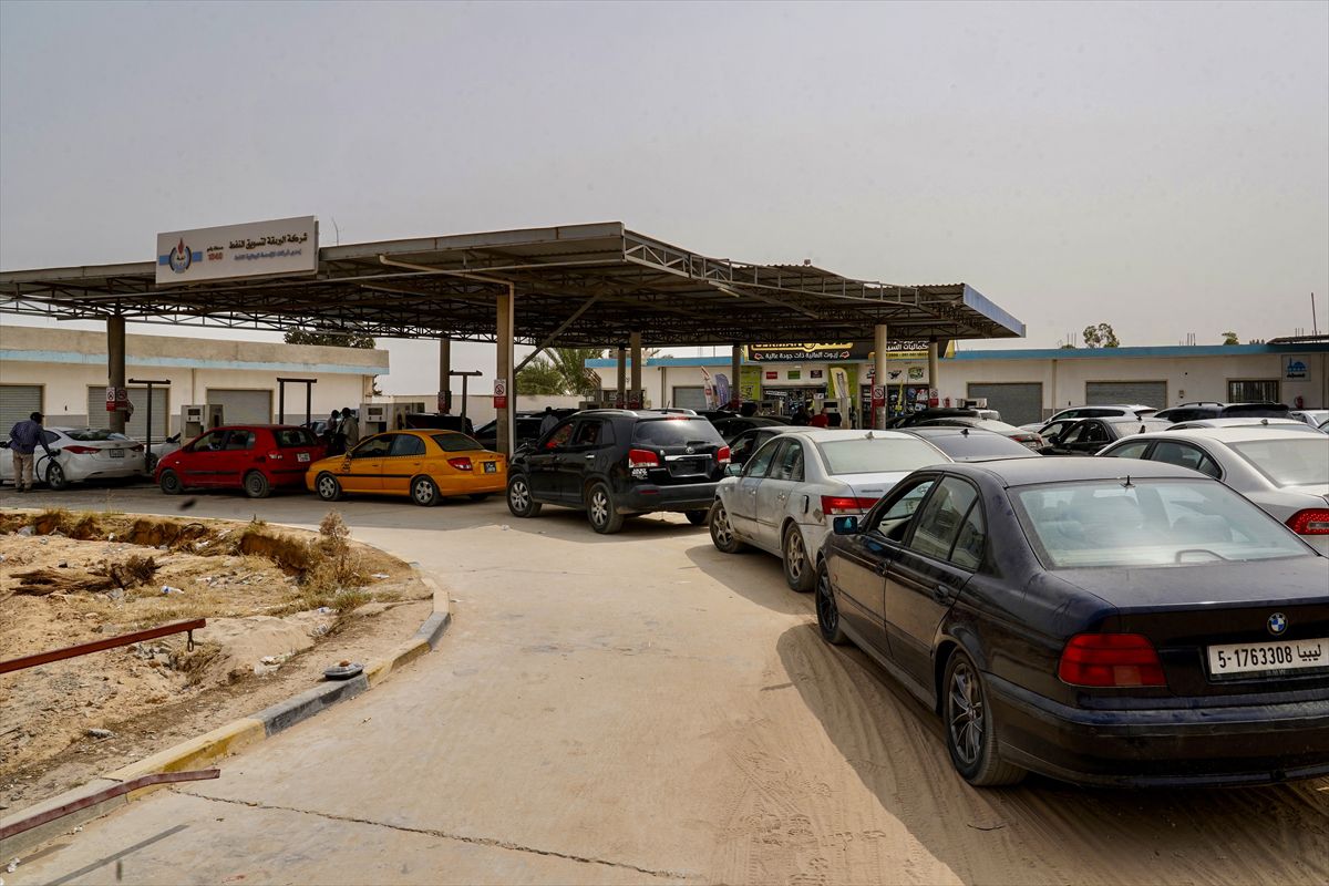 Libya'da Mobil İstasyonlar Yakıt Kuyruklarını Azaltıyor