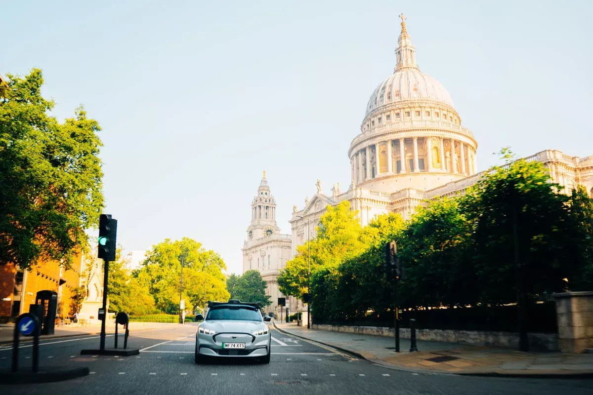 Londra'da sürücüsüz taksiler için düzenleyici engeller gecikmeye yol açıyor