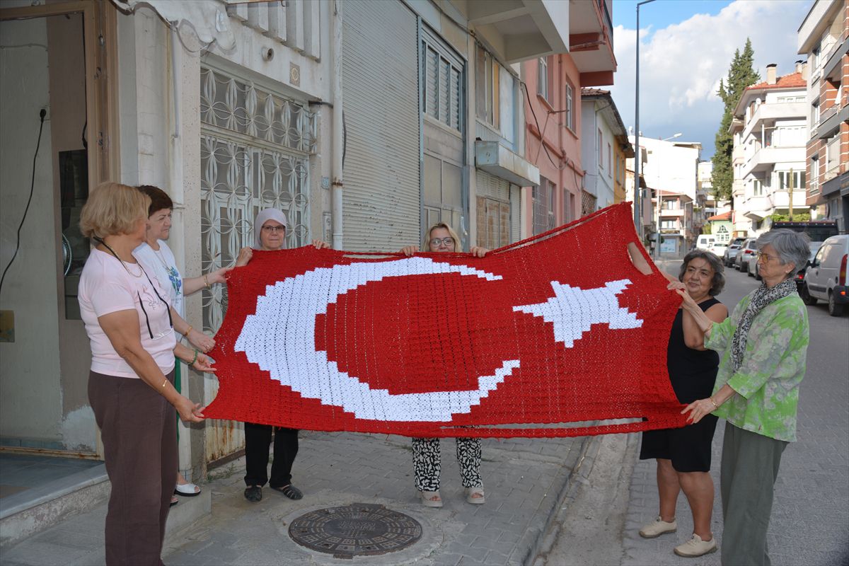 Demirci'de kadınlar 1813 motifle bayrak ördü