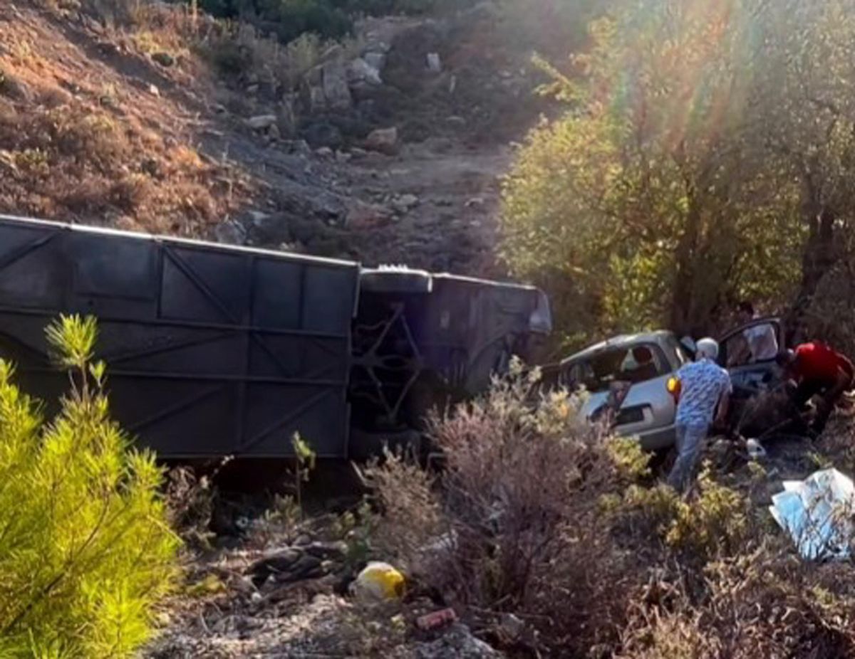 Menderes'te Midibüs ile Otomobil Çarpıştı: 2 Ölü, 1 Yaralı