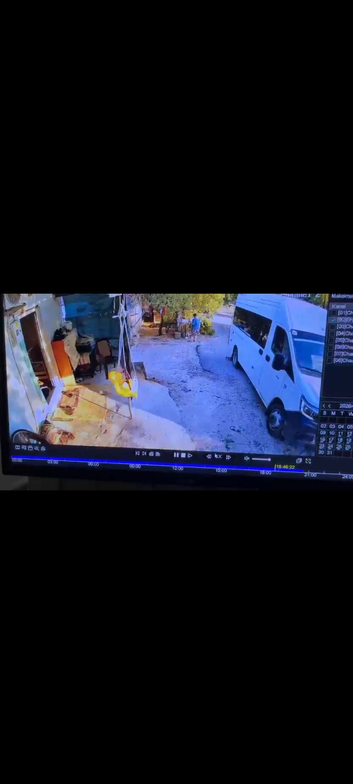 Minibüsle geri manevra yaparken oğlunun ölümüne neden oldu