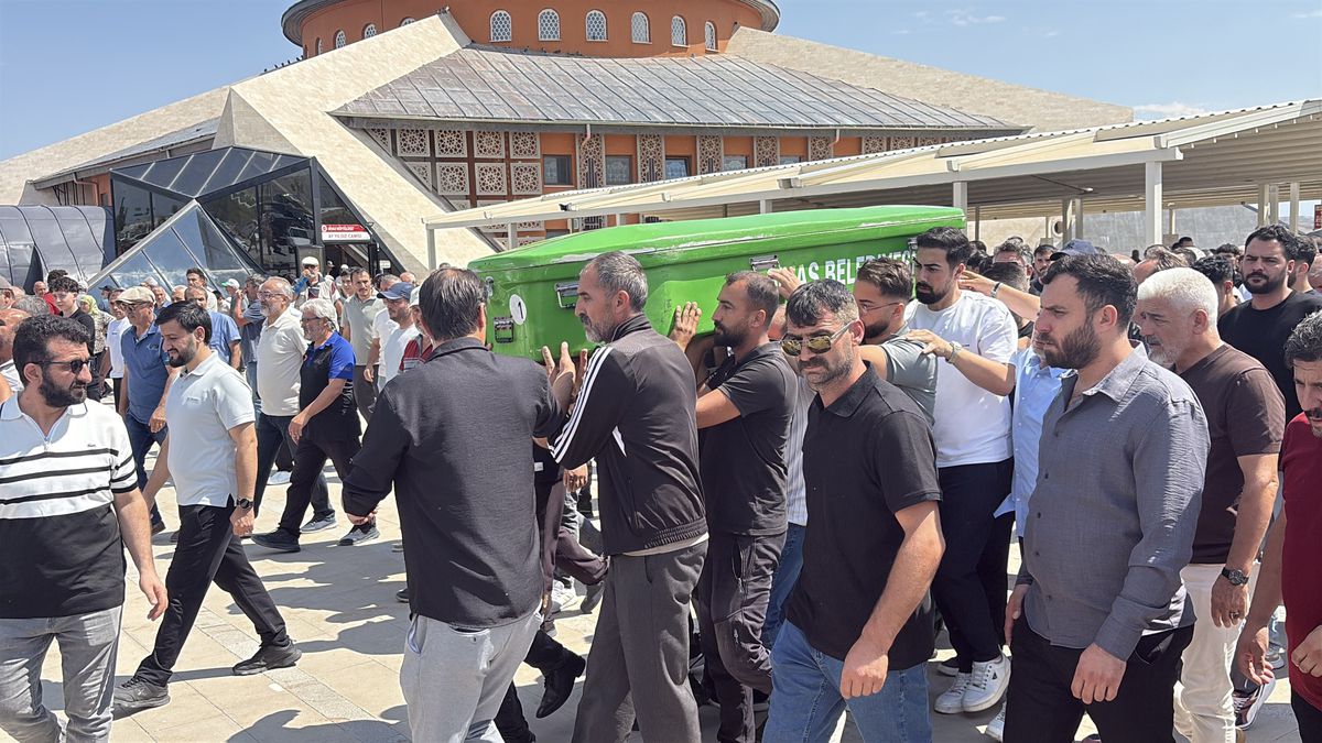 Sivas'ta Motosiklet Kazasında Hayatını Kaybeden 19 Yaşındaki Genç Son Yolculuğuna Uğurlandı