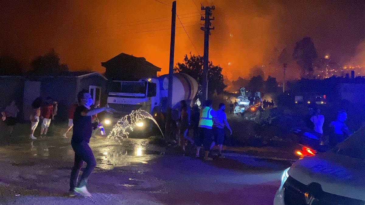 Fethiye'de Orman Yangını: Evler Tedbiren Boşaltılıyor