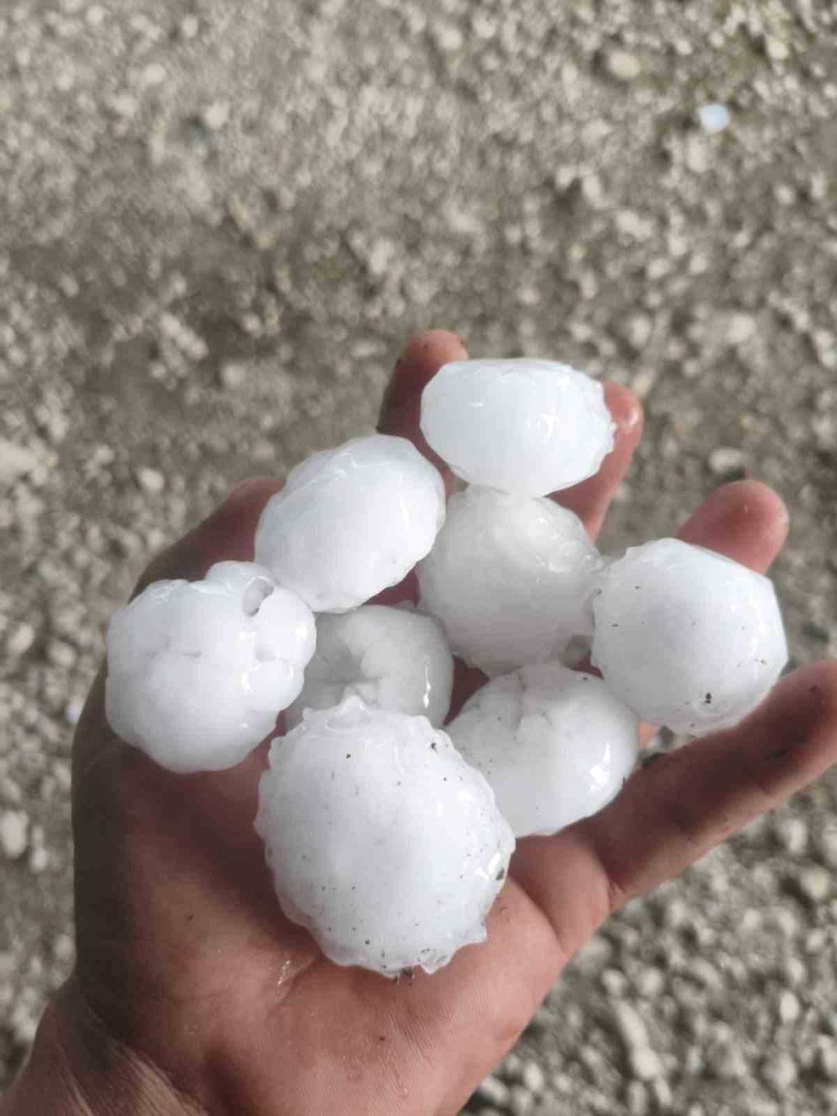 Osmaniye'de Ceviz Büyüklüğünde Dolu