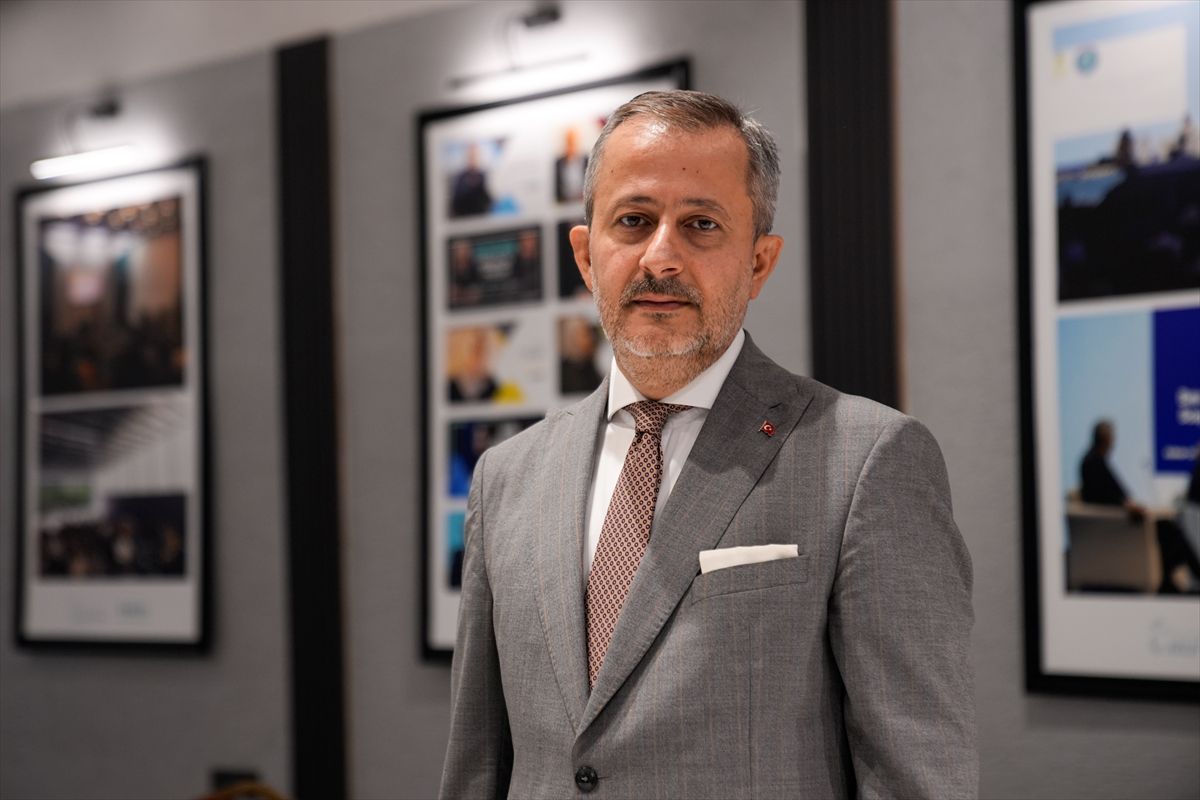 Karabıyık: K-Pop ve Manifest benzeri gruplar cinsiyetsizleştirme propagandası yapıyor