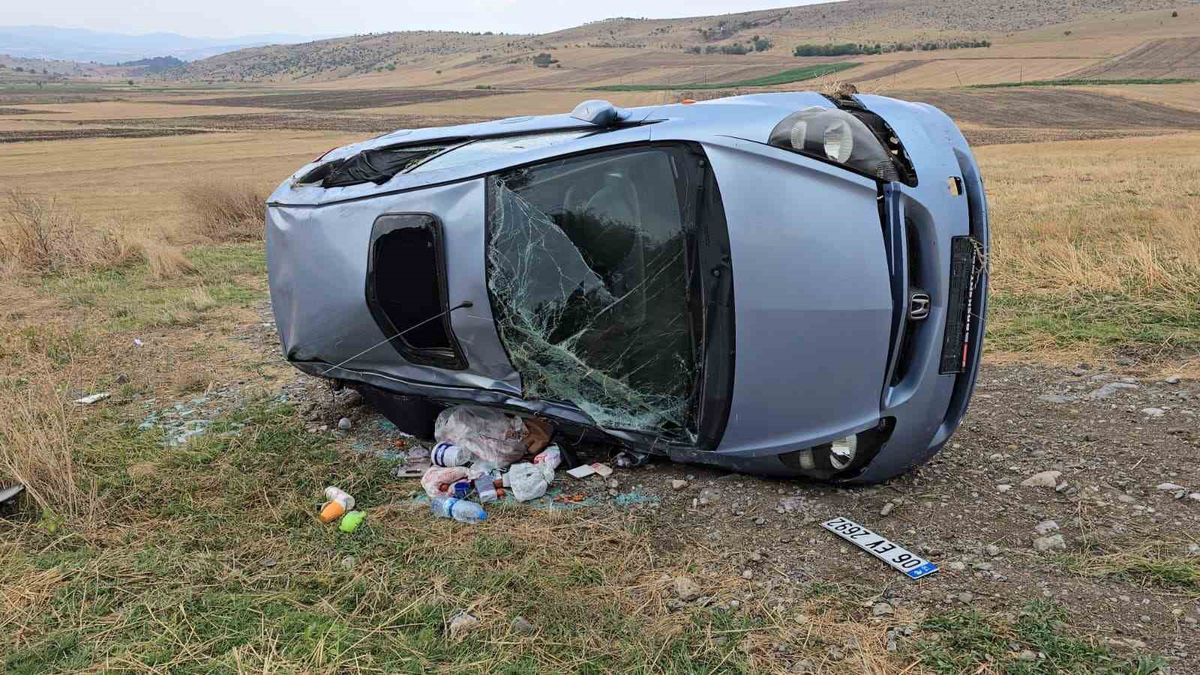 Vezirköprü'de şarampole devrilen otomobilde 3 yaralı