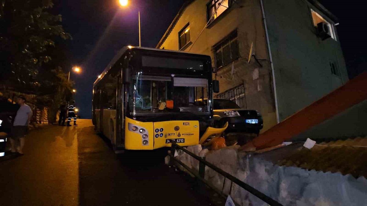 Sarıyer'de İETT otobüsü kaygan yolda bariyerlere çarptı: 2 yaralı