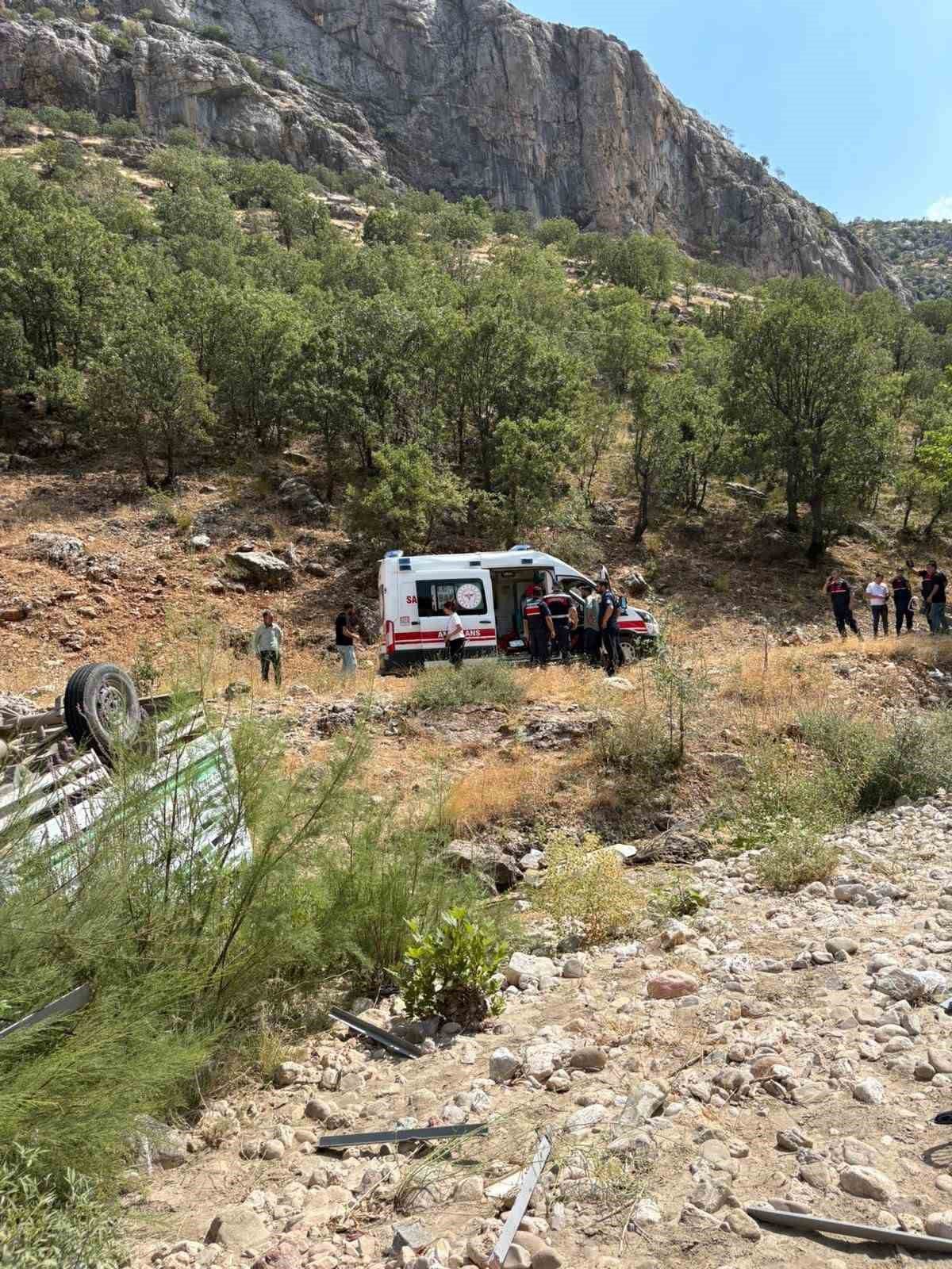 Adıyaman'da kamyonet dereye uçtu: Şehit babası hayatını kaybetti