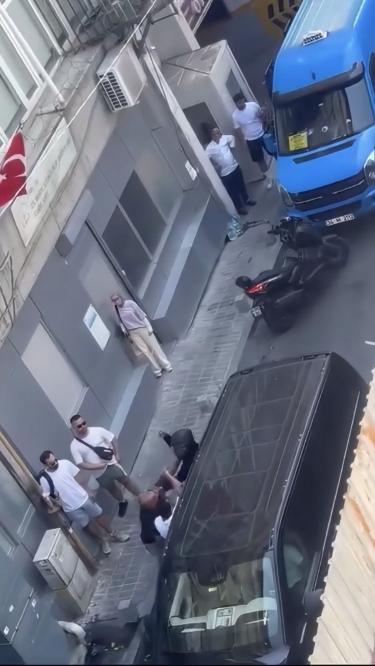 Şişli'de yol verme kavgası: Motosiklet sürücüsü 3 kez bıçaklandı