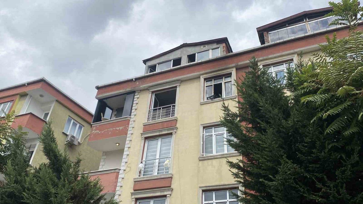 Sultangazi'de Yangın Panigi: Ev Kül Oldu, Can Kaybi Yok
