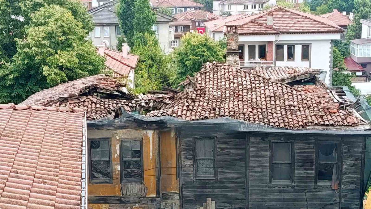 Bartın'da tarihi binanın çatısı çöktü