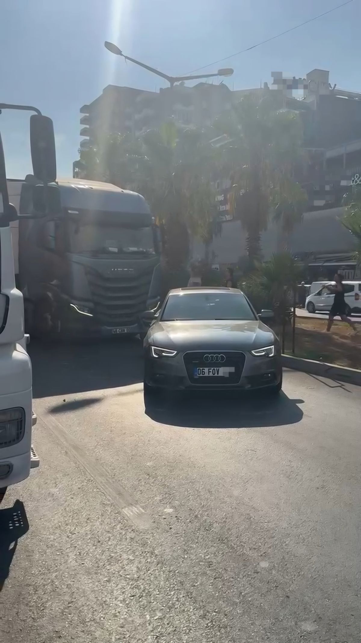 TIR şoförü, otomobile çarpıp kaçtı