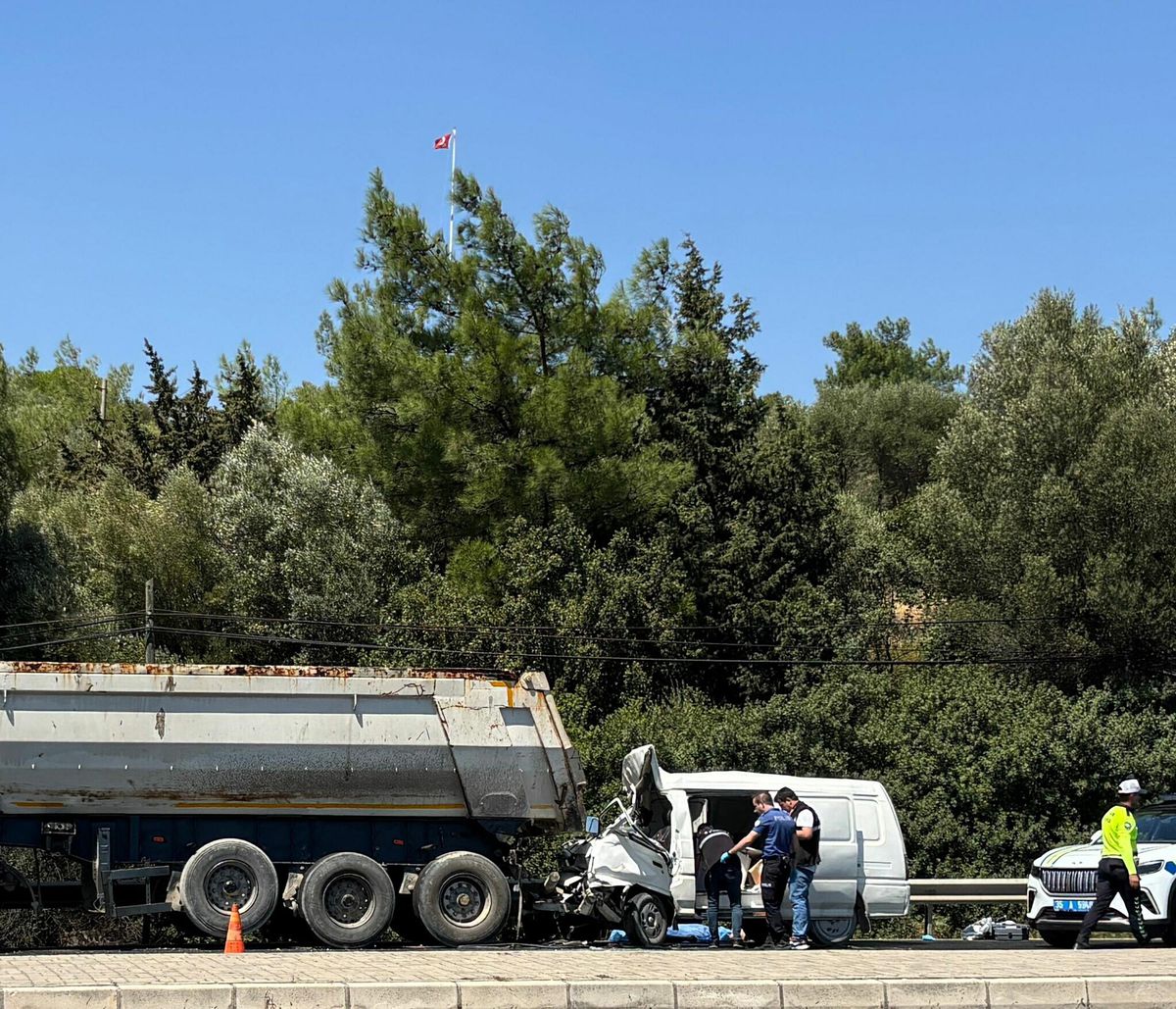 Bornova'da TIR'a Çarpan Minibüsün Sürücüsü Hayatını Kaybetti