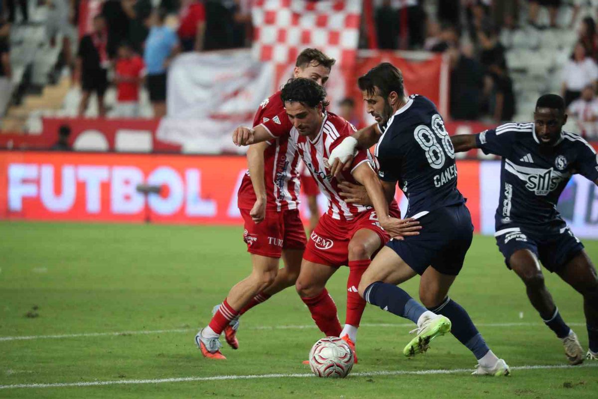 Antalyaspor sahasında Sarıyer'e 2-1 mağlup oldu