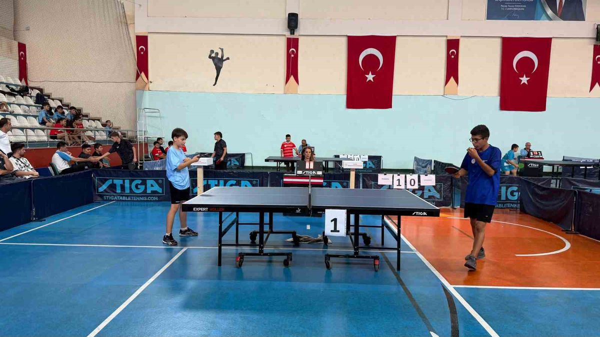 Hopa'da Anadolu Yıldızlar Ligi Masa Tenisi Şampiyonası Başladı