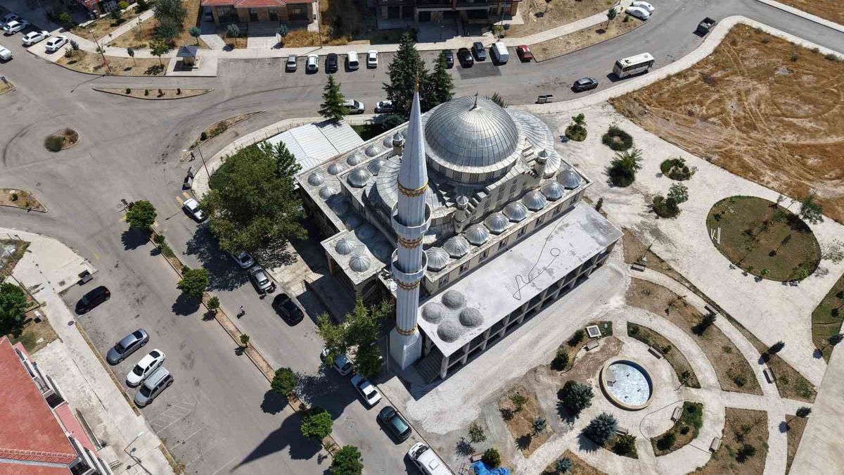 Elazığ'da Yıldırımın Yıktığı Minare 4 Ayda Yeniden İnşa Edildi