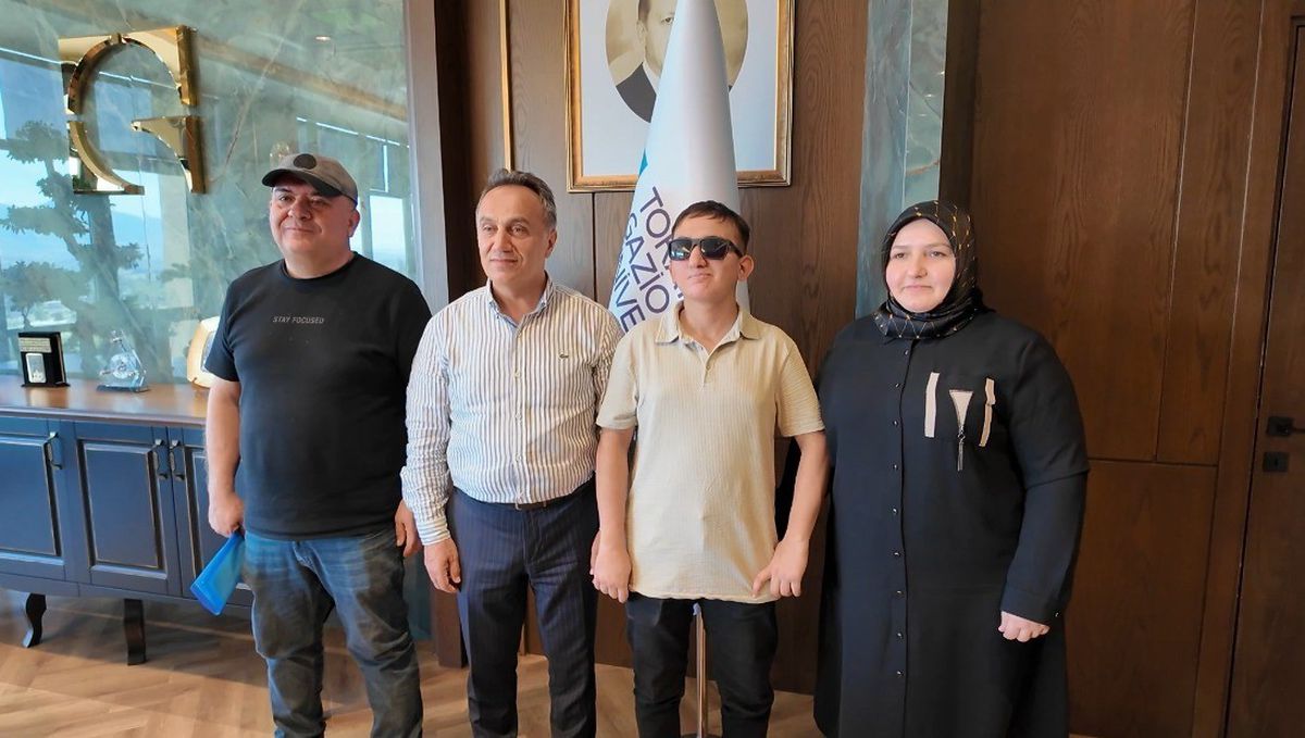 Görme engelli Taha Gül, YKS başarısıyla rektörü ziyaret etti