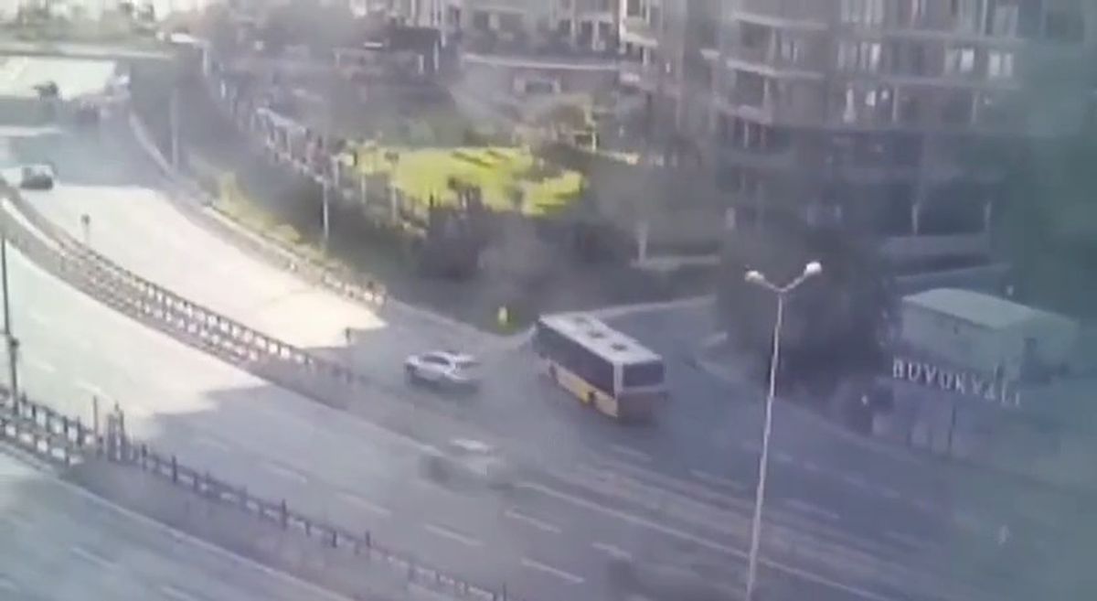 Zeytinburnu'nda İETT otobüsü duvara çarptı: 1 ölü, 17 yaralı