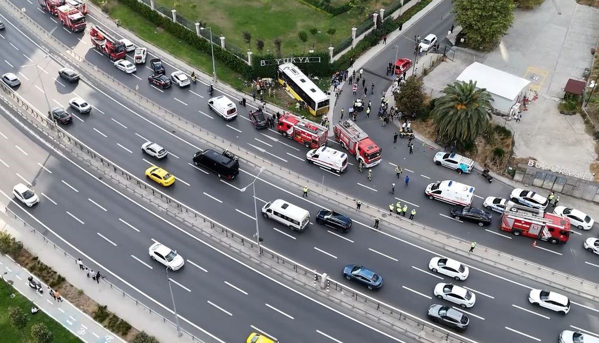 Zeytinburnu'nda İETT kazası: 1 ölü, 17 yaralı