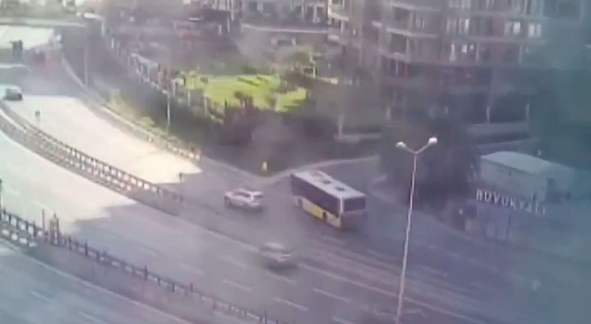 İETT Otobüsü Duvara Çarptı: Kaza Anı Kamerada