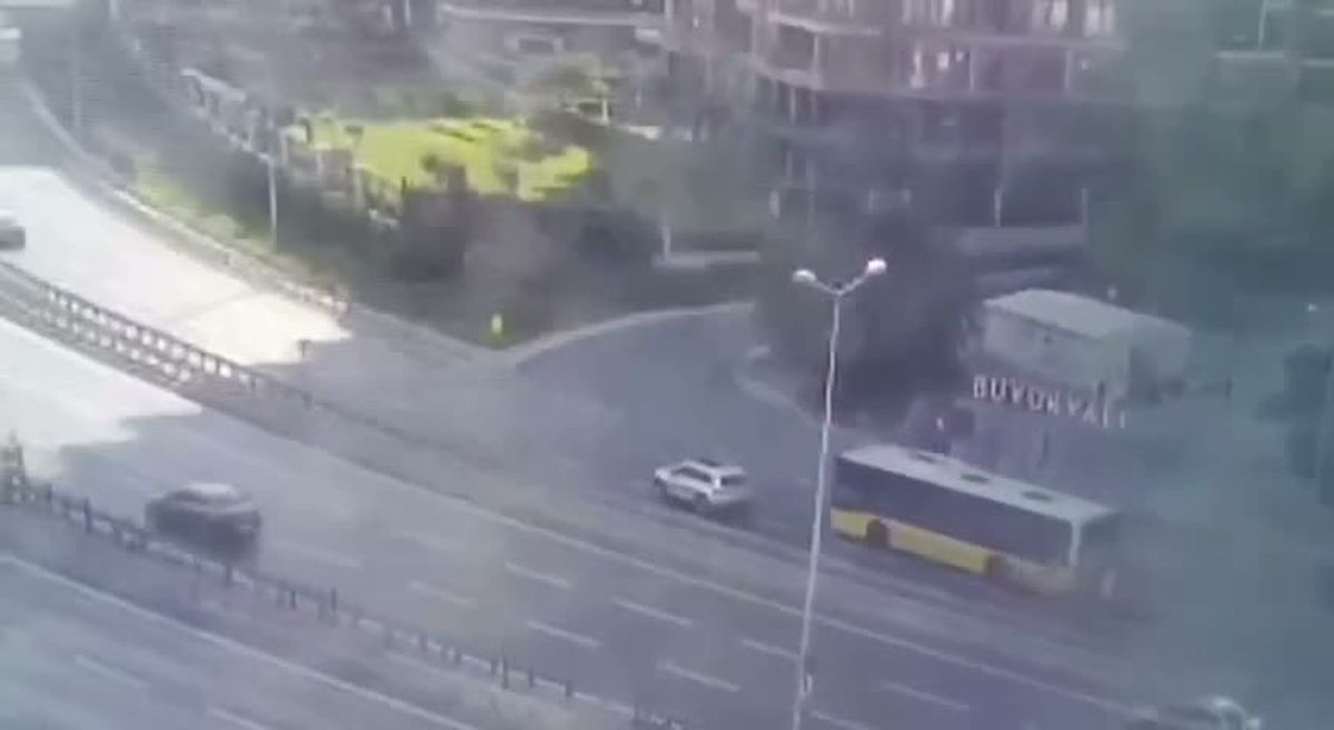 Zeytinburnu'nda Otobüs Duvara Çarptı: 1 Ölü, 17 Yaralı