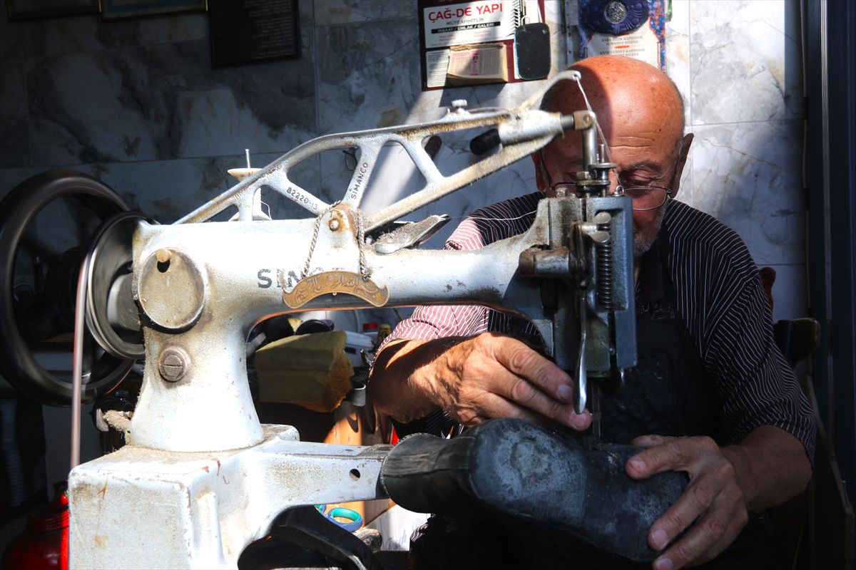82 Yaşındaki Usta, 70 Yıldır Ayakkabı Tamirciliğinde
