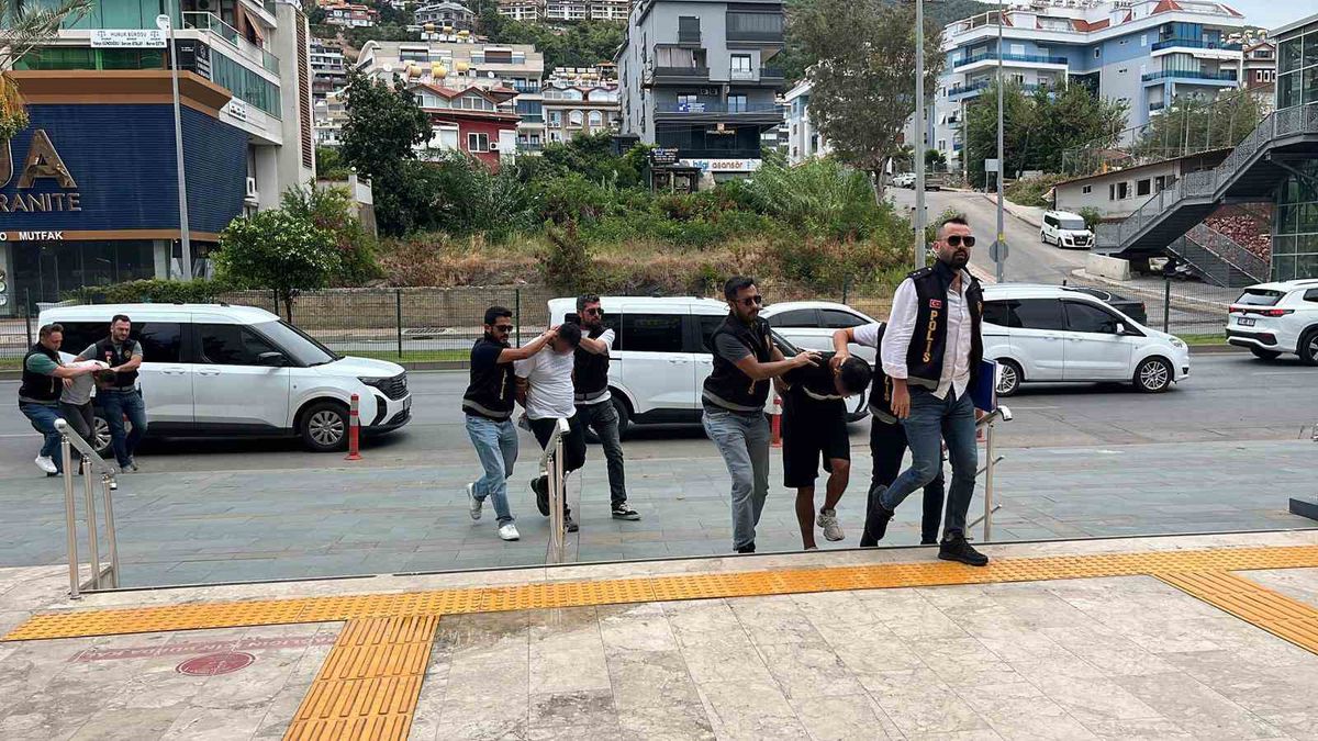 Alanya'da döviz bürosu soygunu: 3 şüpheli yakalandı, 400 bin TL ele geçirildi