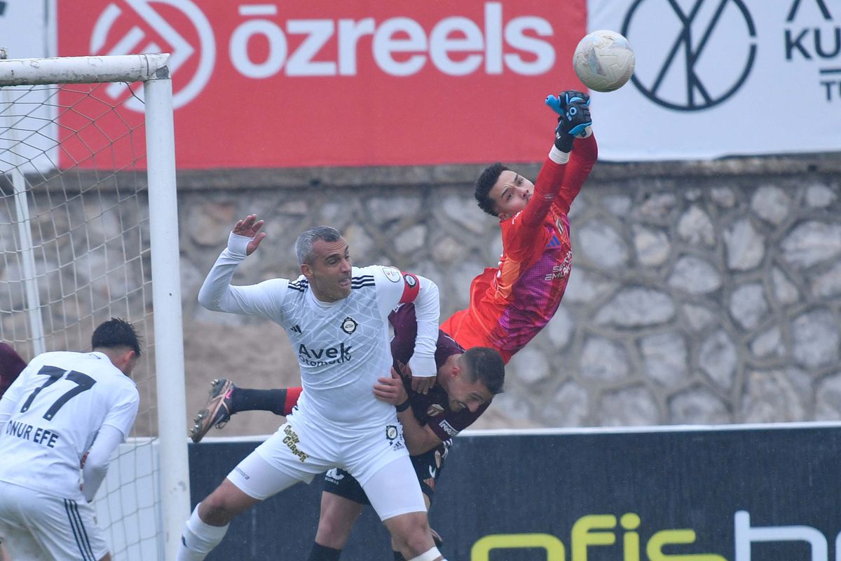 Altay'da 45 Yaşındaki Kaptan Murat Uluç Hem Futbolcu Hem Antrenör Olabilir
